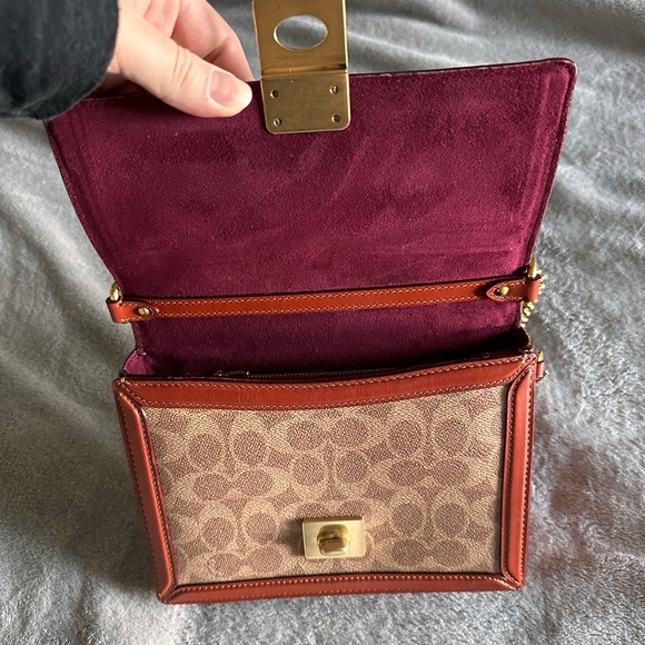 Coach Hutton Shoulder Bag In Signature Canvas - Picture 4 of 4